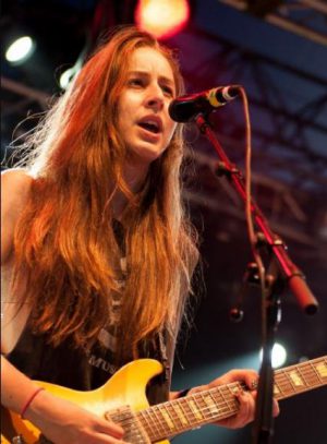 Alana Haim Death Fact Check, Birthday & Age | Dead or Kicking