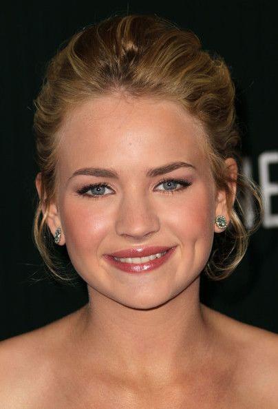 Britt Robertson Death Fact Check, Birthday & Age | Dead or Kicking