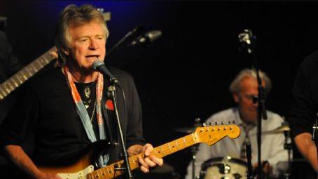 Dave Edmunds Death Fact Check, Birthday & Age | Dead or Kicking