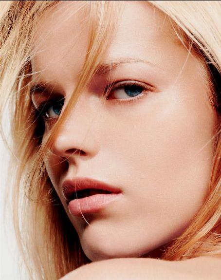 Eva Herzigova Death Fact Check, Birthday & Age | Dead or Kicking