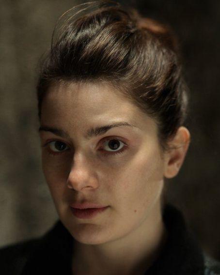 Gaby Hoffmann Death Fact Check, Birthday & Age | Dead or Kicking