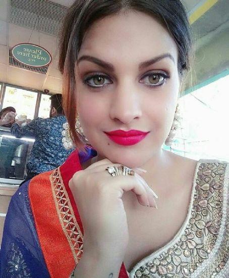 Himanshi Khurana Death Fact Check, Birthday & Age | Dead or Kicking