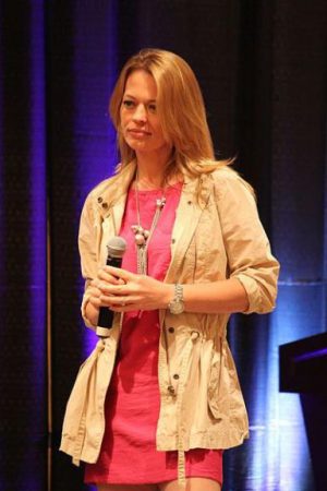 Jeri Lynn Ryan Death Fact Check, Birthday & Age | Dead or Kicking