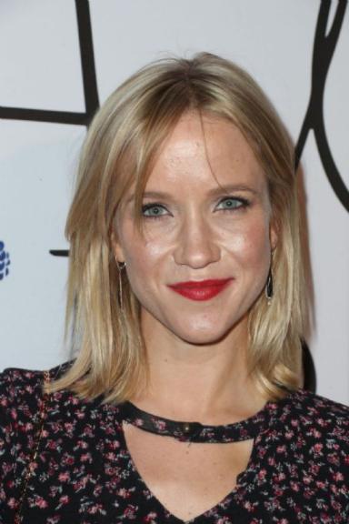 Jessy Schram Death Fact Check, Birthday & Age | Dead or Kicking
