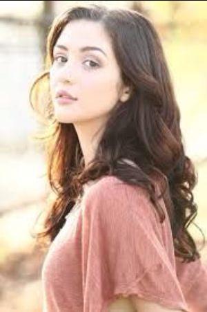 Katie Findlay Death Fact Check, Birthday & Age | Dead or Kicking