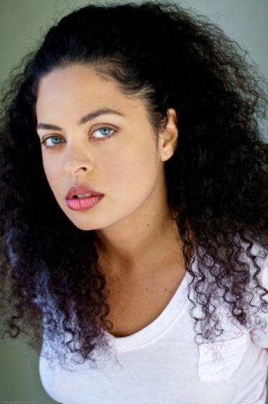 Laila Petrone Death Fact Check, Birthday & Age | Dead or Kicking