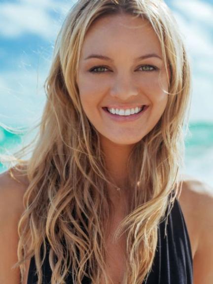 Lauren Hayes Death Fact Check, Birthday & Age | Dead or Kicking