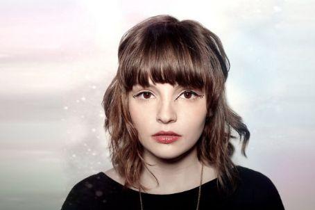 Lauren Mayberry Death Fact Check, Birthday & Age | Dead or Kicking