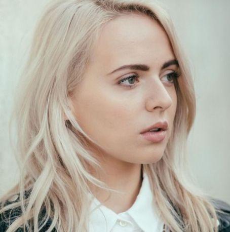 Madilyn Bailey Death Fact Check, Birthday & Age | Dead or Kicking