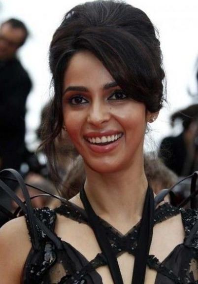 Mallika Sherawat Death Fact Check, Birthday & Age | Dead or Kicking