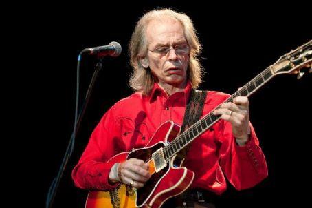steve howe asia guitarist band worth dead yes birthday guitar musician quits continue leaves deadorkicking player announced age alive old
